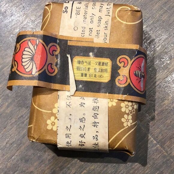 Sandalwood soap by bee and flower - Picture 3 of 3